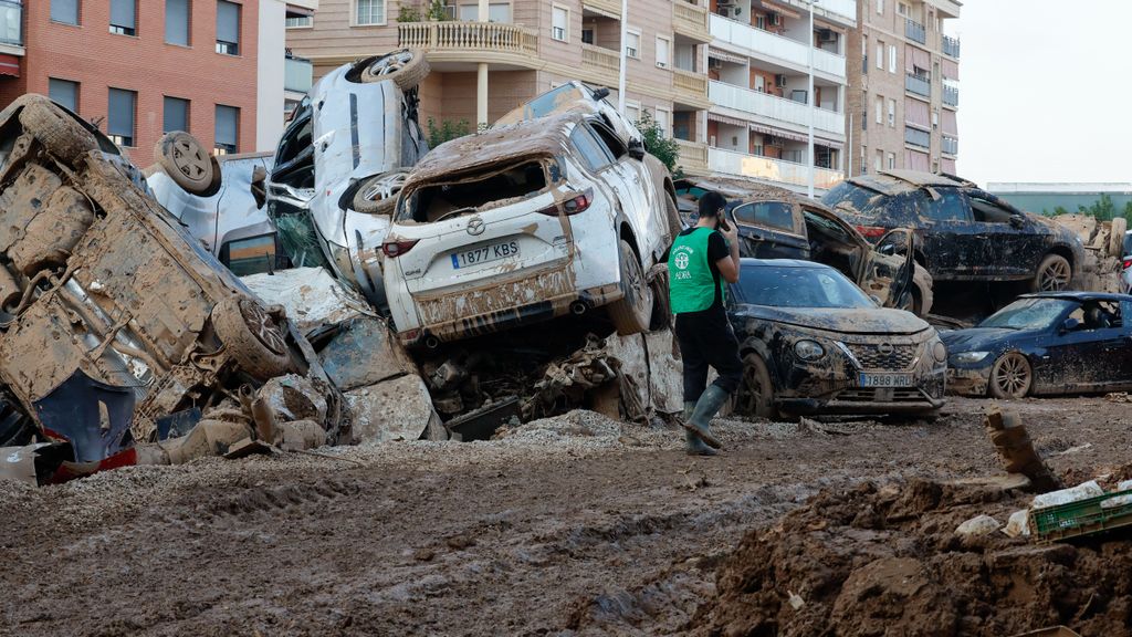 Retirada de vehículos de una calle en Catarroja, Valencia