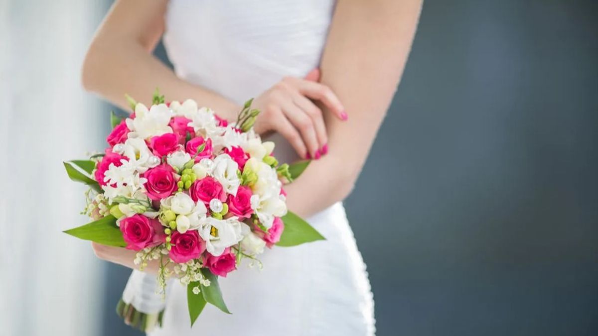 Una novia con su ramo de flores