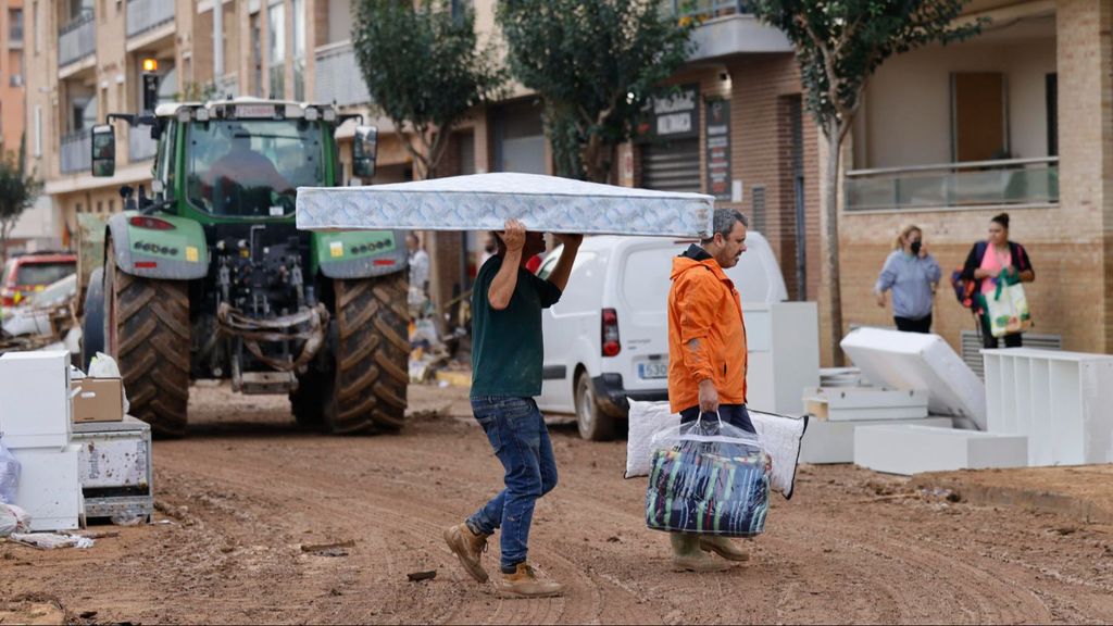 Vecinos trasladan sus enseres en Catarroja (Valencia)