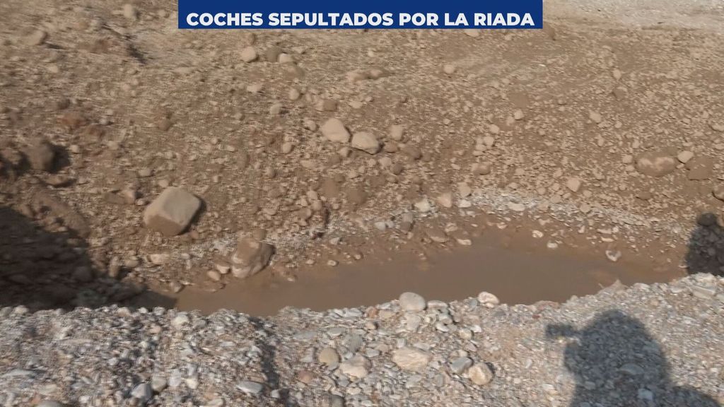 Así queda el suelo tras la retirada de los coches en el barranco del Poyo