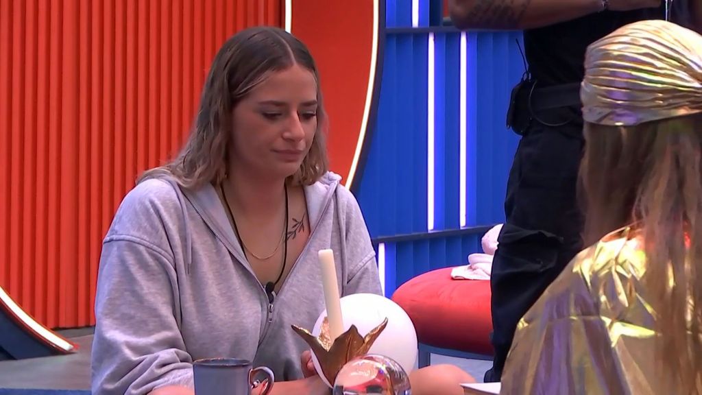 Daniela le echa las cartas a Laura