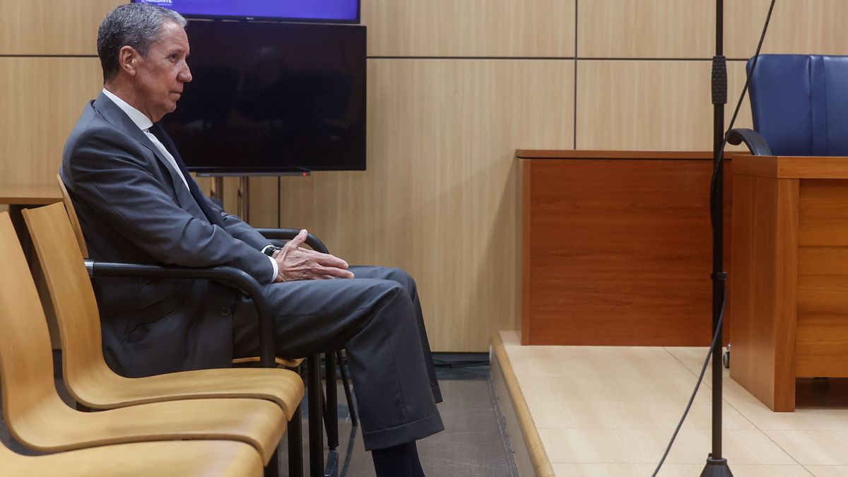 El expresidente de la Generalitat valenciana y exministro, Eduardo Zaplana, en el banquillo durante una vista por el jucio Erial, en la Ciudad de la Justicia de Valencia