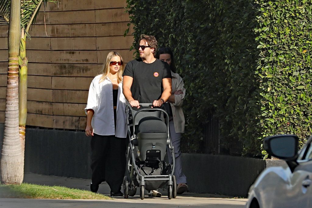 El paseo posparto de Margot Robbie junto a Tom Ackerley