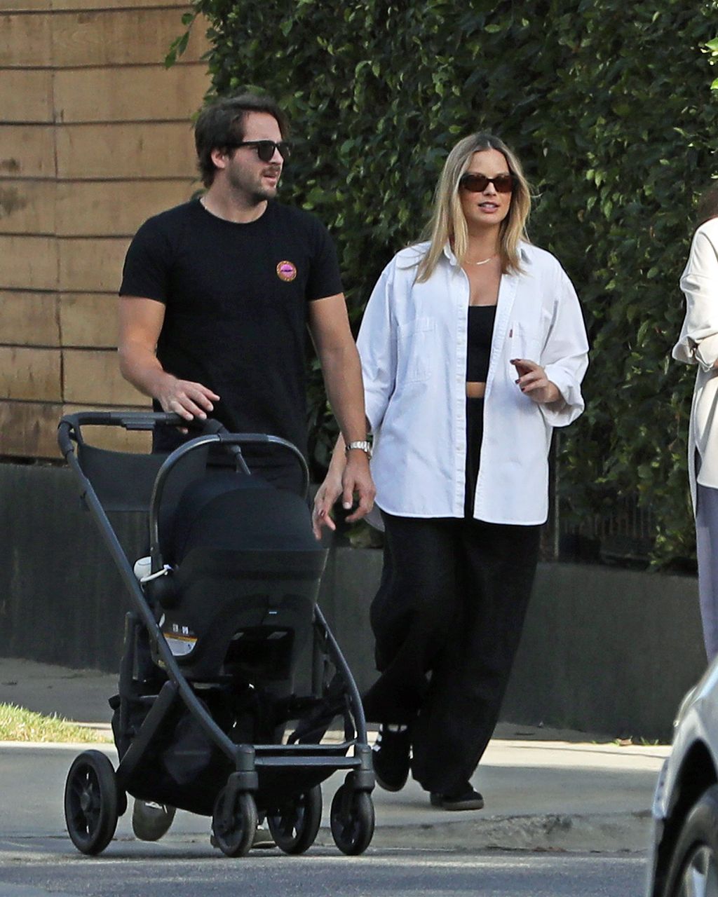 El paseo posparto de Margot Robbie junto a Tom Ackerley