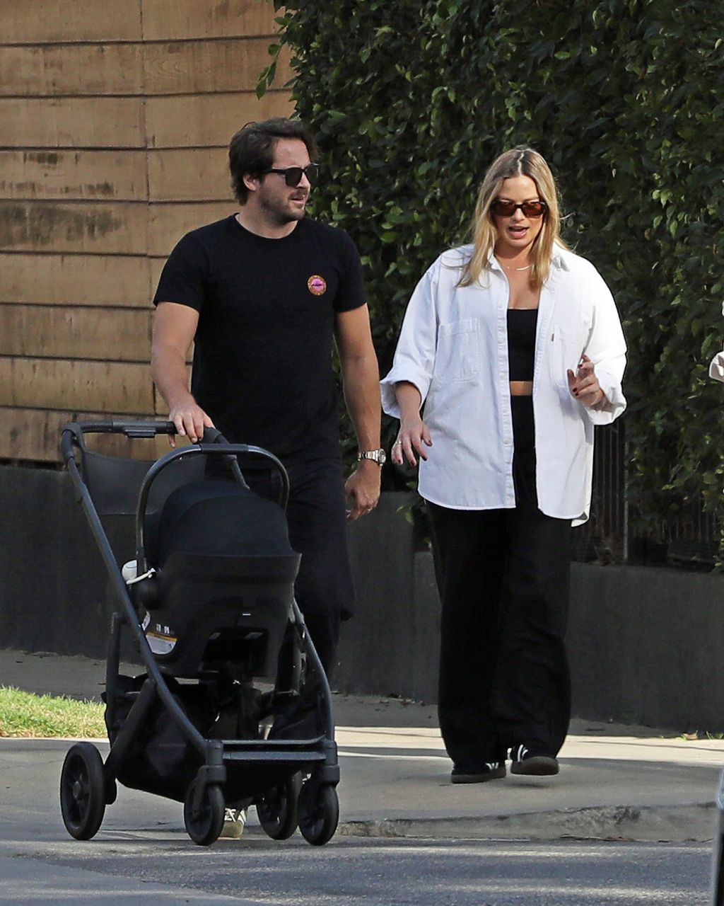 El paseo posparto de Margot Robbie junto a Tom Ackerley