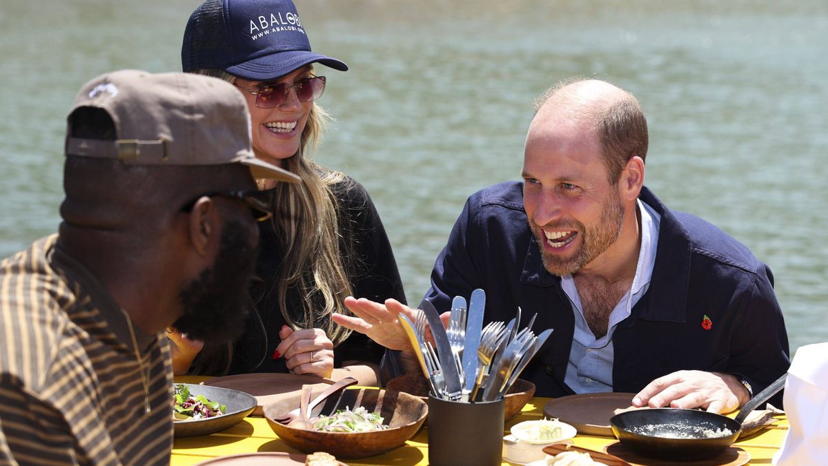 El príncipe Guillermo durante la comida en el puerto pesquero de Ciudad del Cabo