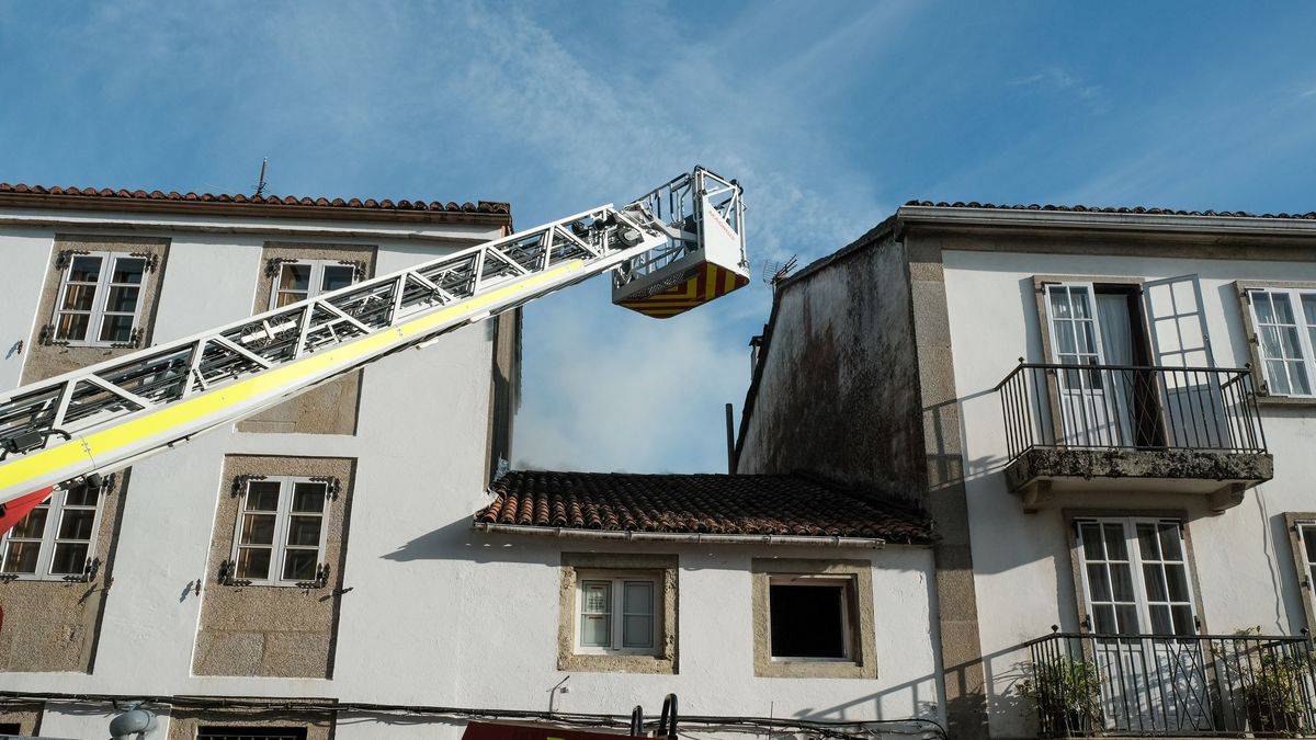 Imagen de archivo de unas viviendas de Santiago en la que tuvieron que intervenir los bomberos