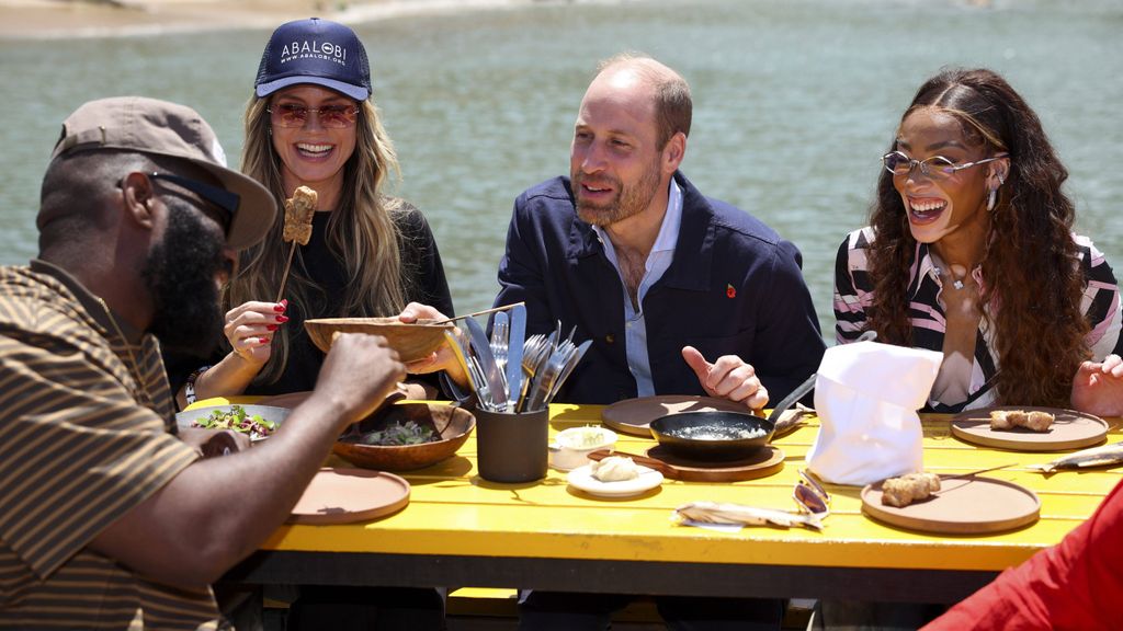 Imagen del príncipe Guillermo comiendo con Heidi Klum y otros famosos en Ciudad del Cabo