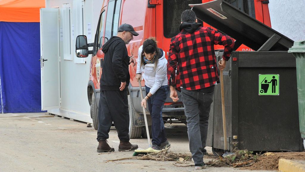 La cantante Rozalén ayuda en las labores de limpieza tras la riada en su pueblo, Letur, en la provincia de Albacete