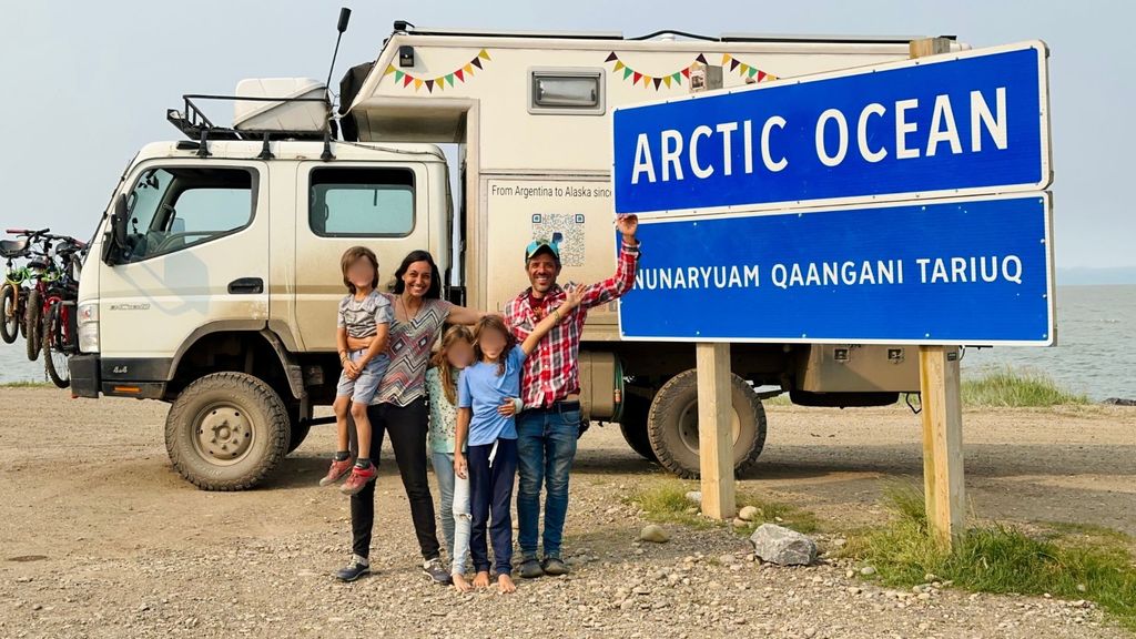 La familia formada por Marta, Dani y sus tres hijos pequeños tomaron la decisión de recorrer el mundo juntos