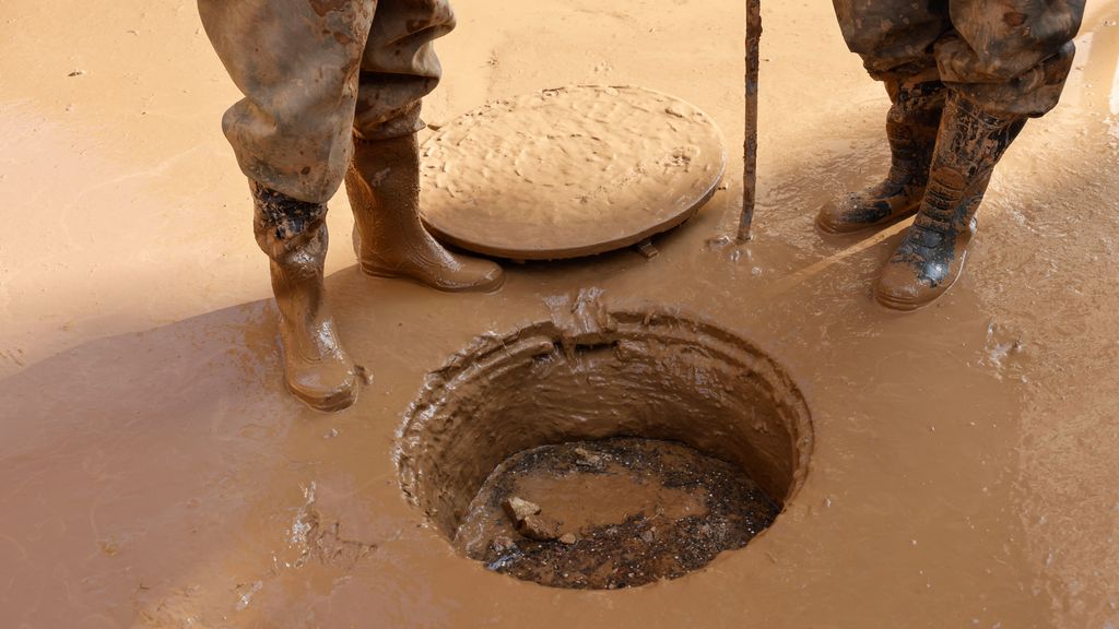 Las alcantarillas colapsadas convierten las calles en auténticas ciénagas