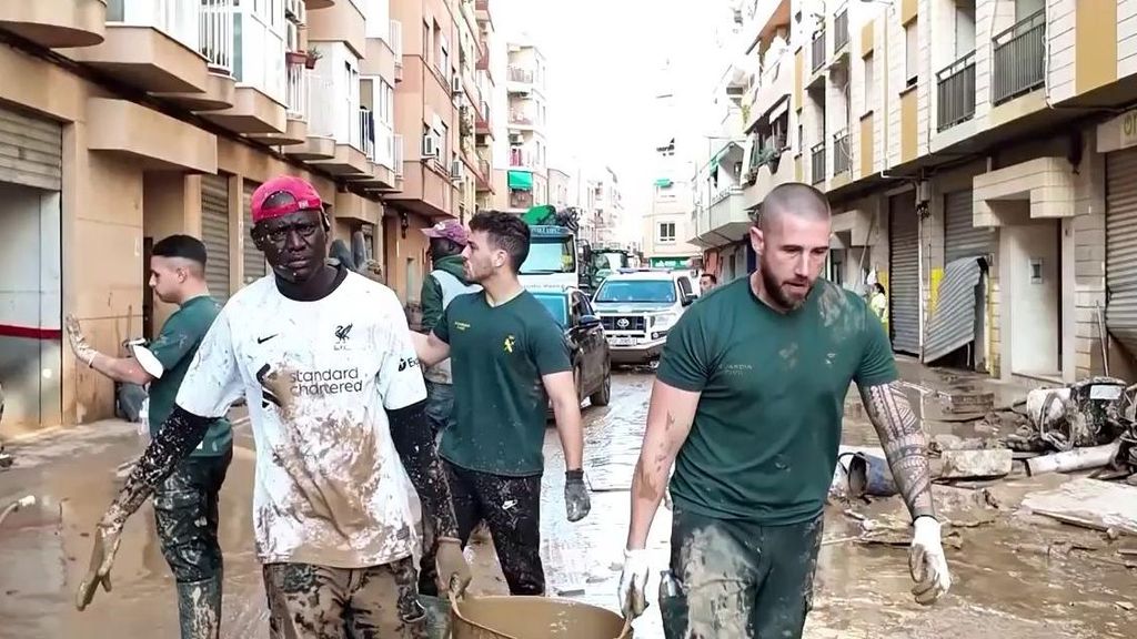 Manteros y agentes de la Guardia Civil unen fuerzas en Alfafar para limpiar un garaje.