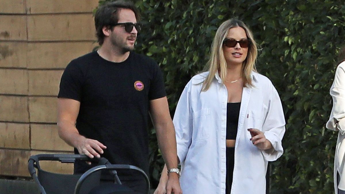 Margot Robbie y Tom Ackerley paseando con su hijo en Los Ángeles