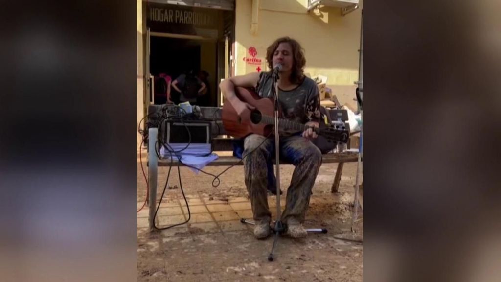 Miguel y su guitarra animan las calles de Massanassa: "Esto también lo necesitamos"