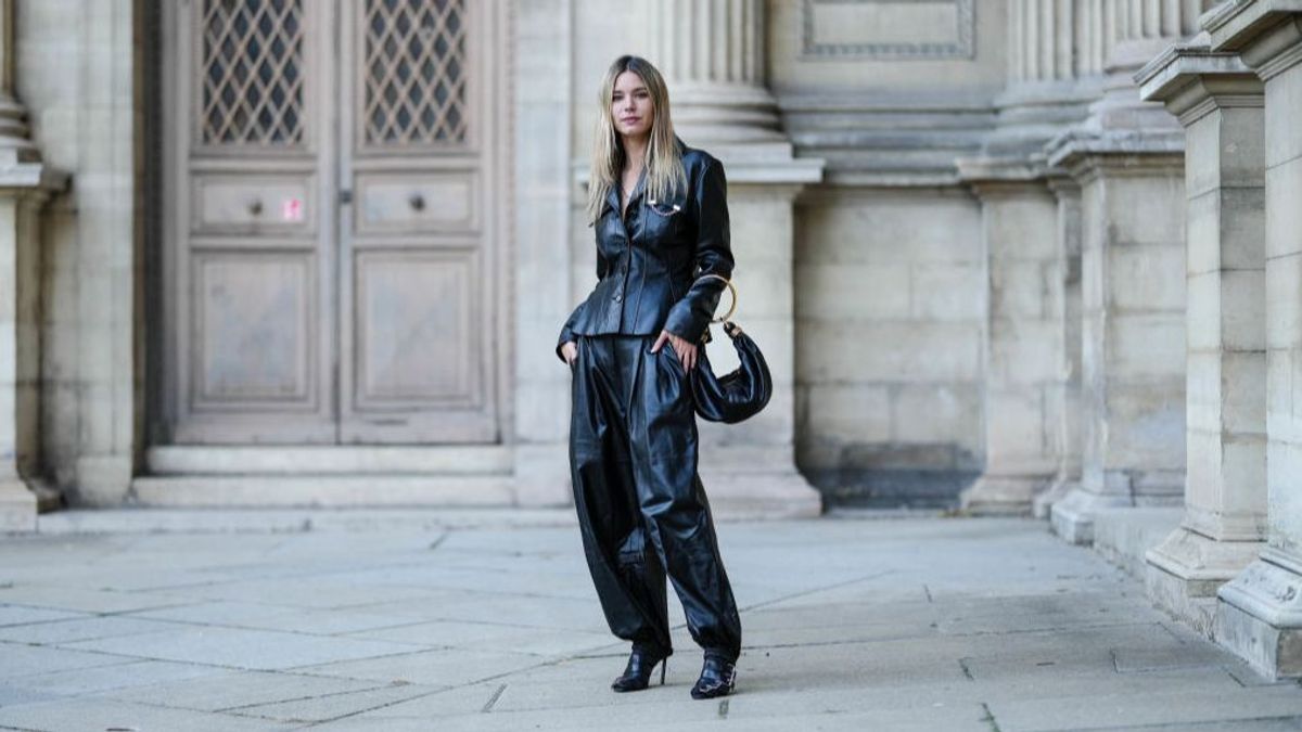 Mujer con un total look de piel