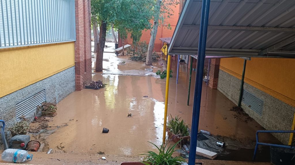 Parte del patio del CEIP San Clemente tras la DANA.