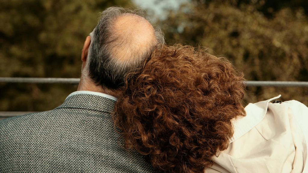 Dos personas en un mirador