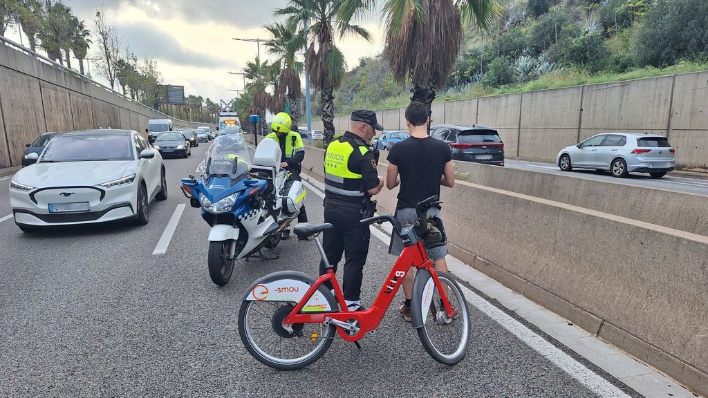 Pillan a un hombre circulando con una bicicleta del Bicing por la Ronda de Dalt de Barcelona