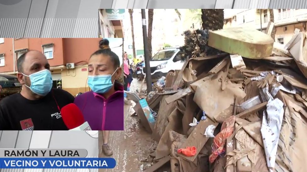 Ramón y Laura, vecino y voluntaria de Paiporta