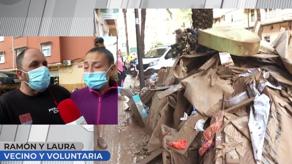 Ramón y Laura, vecino y voluntaria de Paiporta