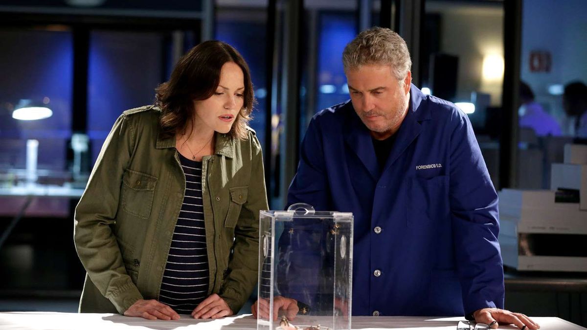 Sara y Grissom en plena investigación de CSI: Las Vegas