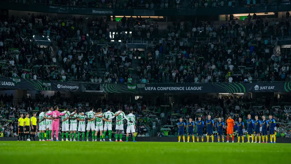 Siguen los minutos de silencio en competiciones deportivas de toda Europa, como en el Betis - NK Celje