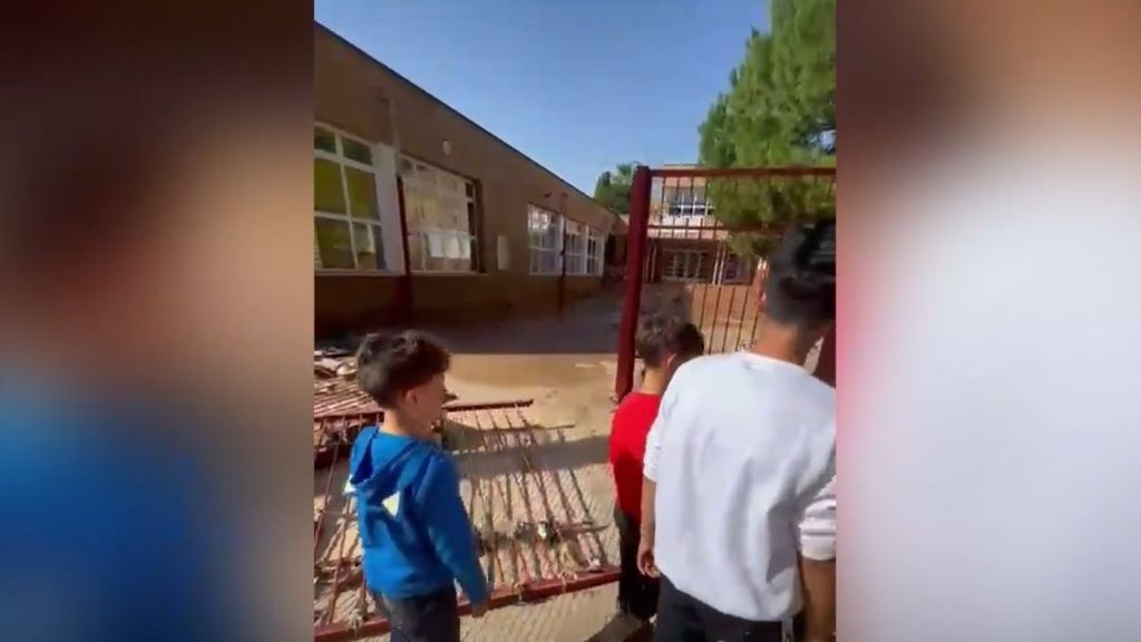 La triste reacción de un niño al ver su colegio destrozado