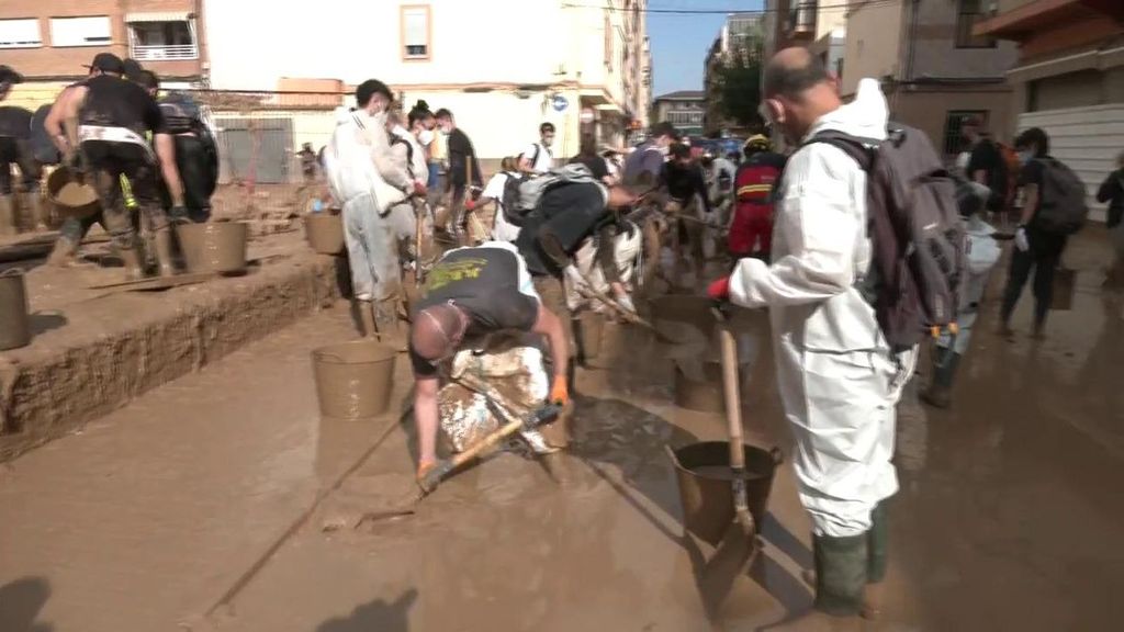 Un grupo de voluntarios colabora en las labores de limpieza de las calles en Paiporta.