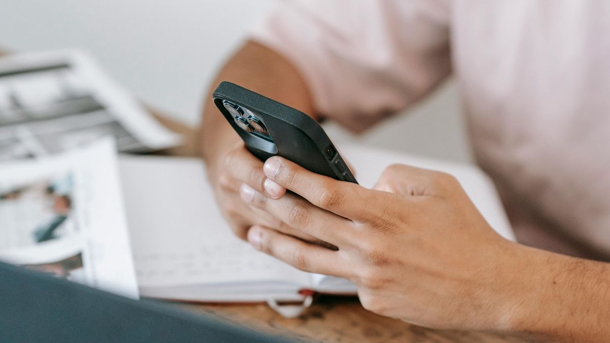 Un hombre utiliza un dispositivo móvil