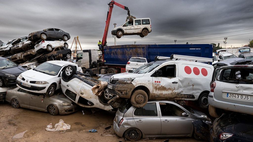 Una grúa recoge los coches afectados por la DANA