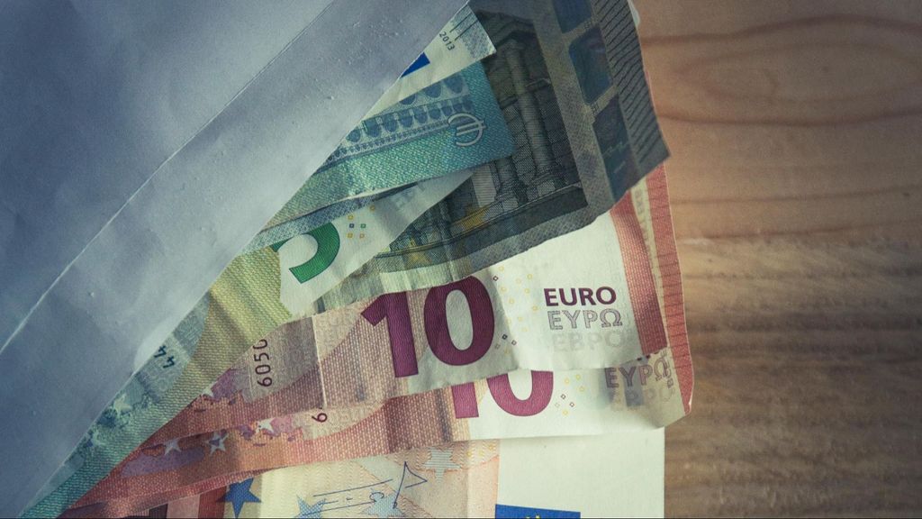 Varios billetes de euros en un sobre