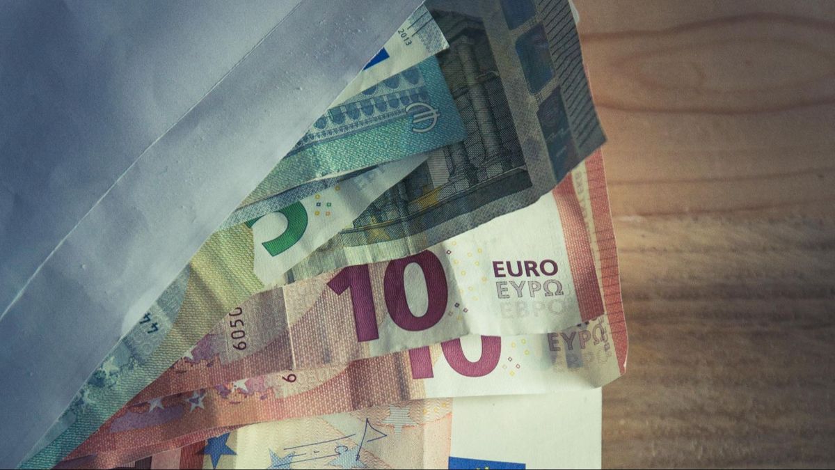 Varios billetes de euros en un sobre