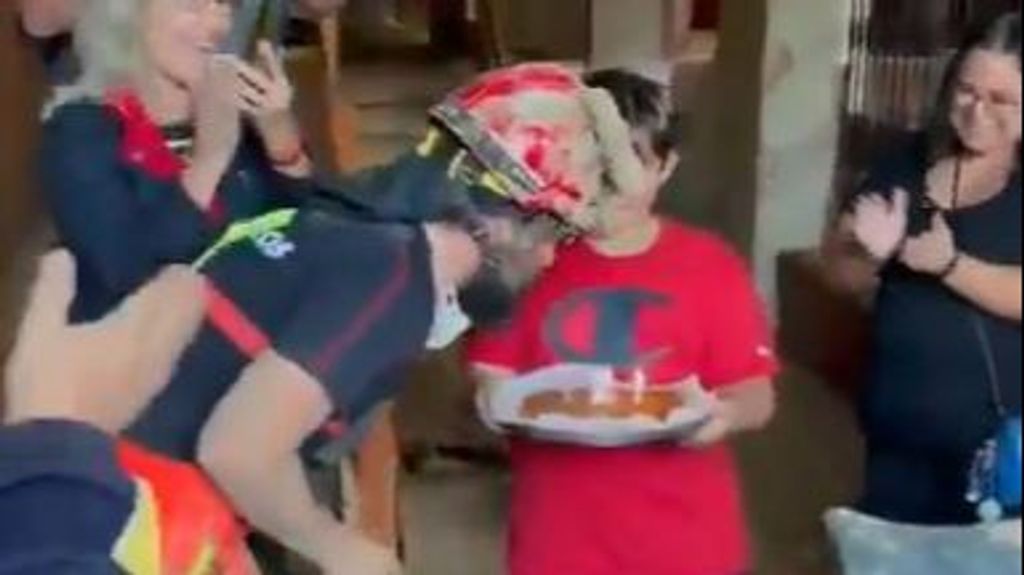 Vecinos de Catarroja sorprenden a un bombero de Huelva con una tarta y le cantan cumpleaños feliz