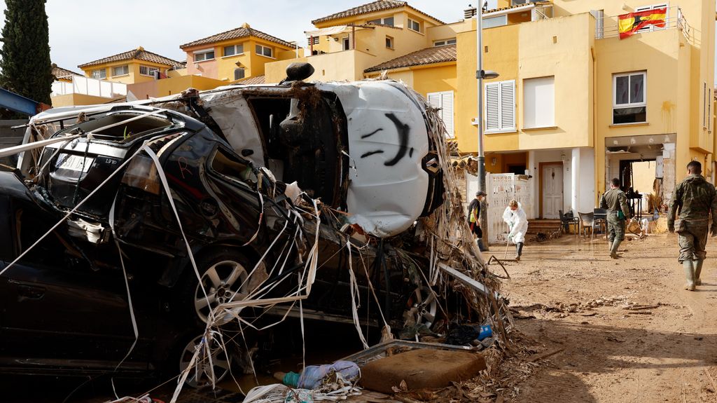 Coches arrasados por las riadas amontonados en una calle de Alfafar, Valencia