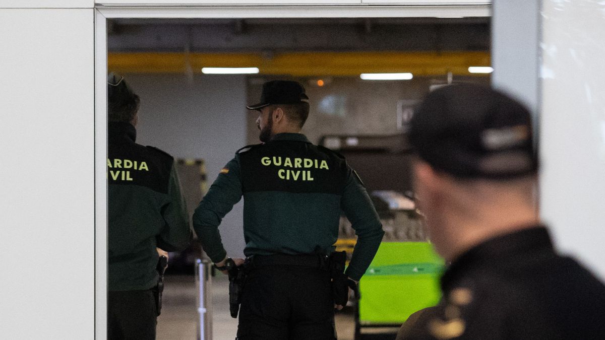 Dos agentes de la Guardia Civil en Barajas