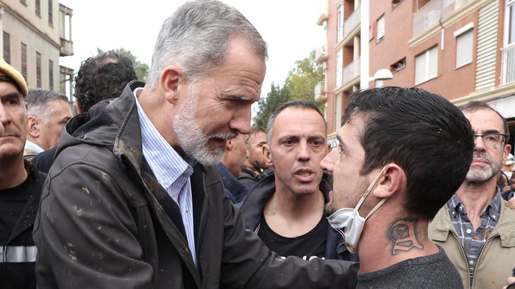 El rey Felipe VI durante su visita a Paiporta