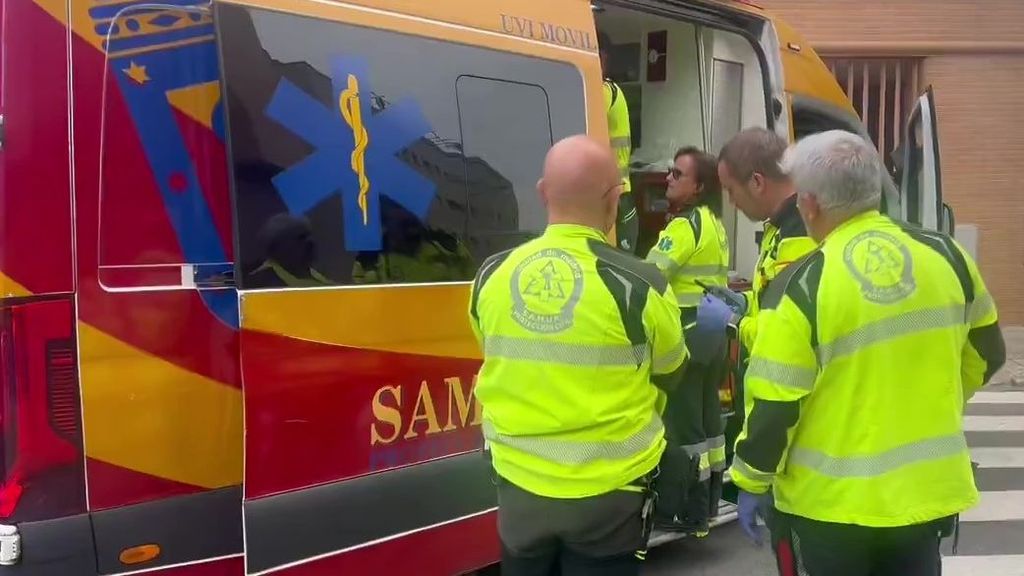 Enfermeros del Samur y una ambulancia en la avenida de la Perla, en Usera, donde se ha producido el apuñalamiento