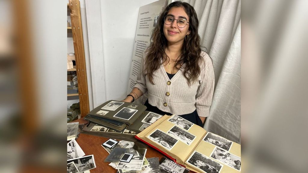 Esther, la 'rescatadora' de fotos olvidadas en mercados de segunda mano: