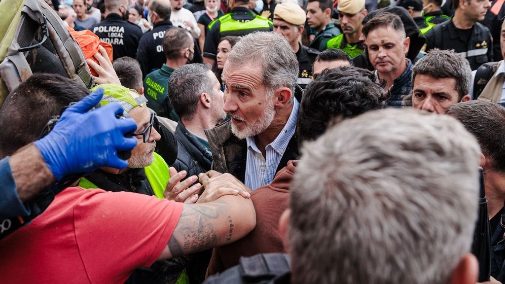 El rey Felipe con los afectados de Paiporta