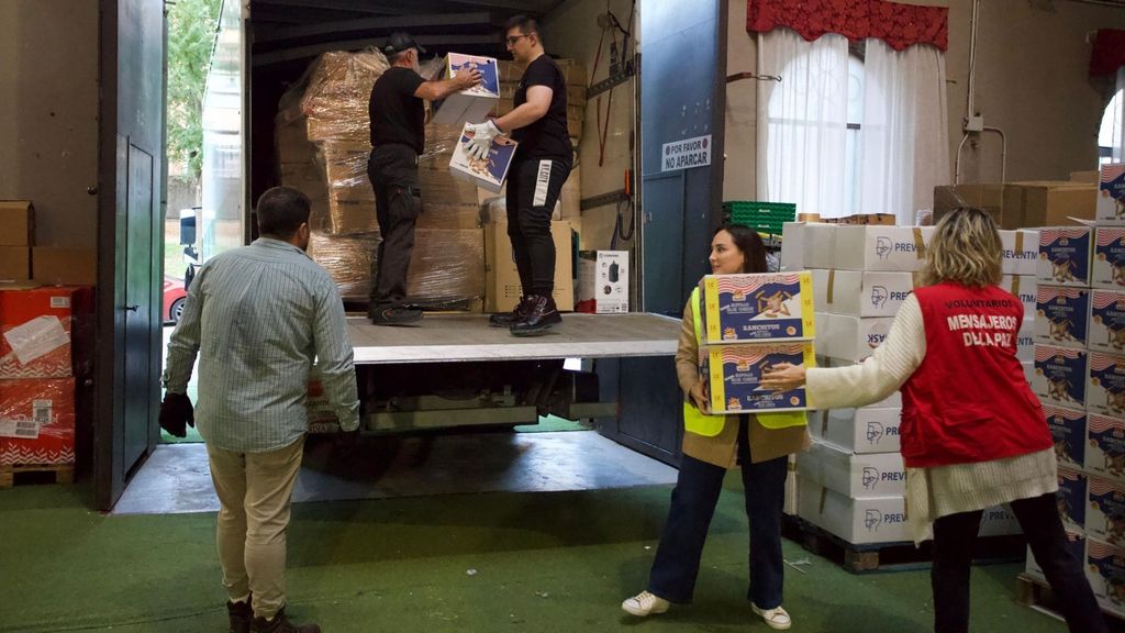 Tamara Falcó, cargando alimentos para los afectados de la DANA