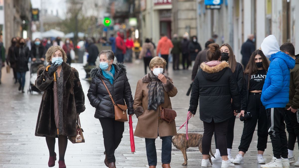 Gente paseando por la Rua de Conde Pallares en Lugo, tras el levantamiento del cierre perimetral de la ciudad durante la pandemia