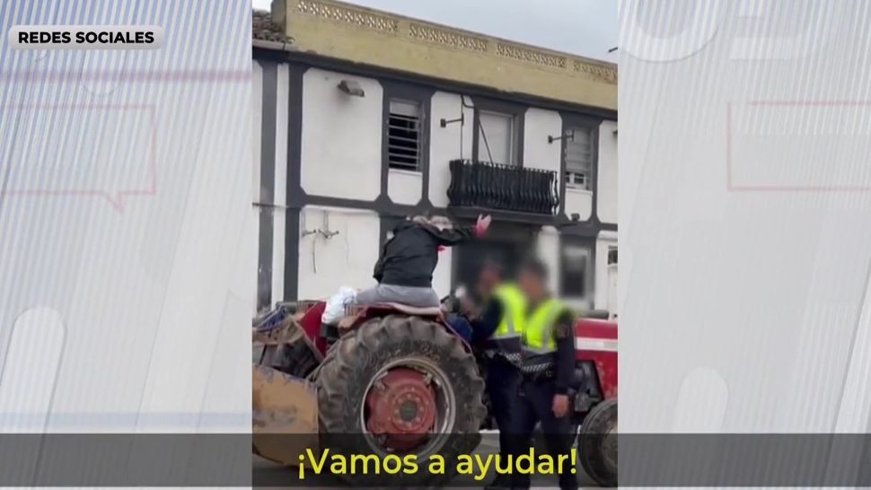 Imágenes del tenso momento de Pilar y su padre con los agentes