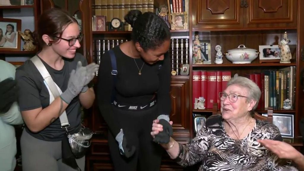 La emoción de Juanita, cocinera de 87 años, al recibir la sorpresa de los voluntarios a los que alimenta