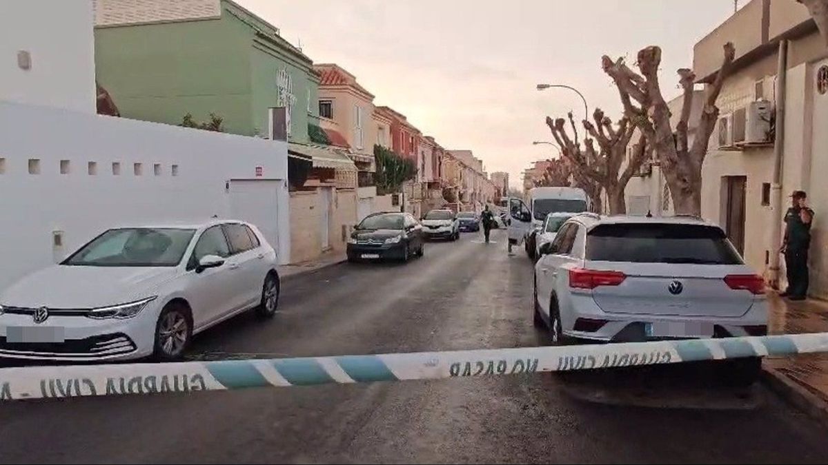 La Guardia Civil acordona la calle donde se ha realizado la reconstrucción de hechos del crimen