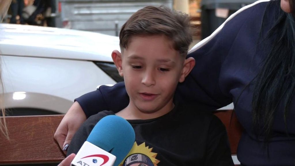 La historia de Juan, el niño que lloraba al ver su colegio destruido por la DANA: "Es que me da mucha pena"