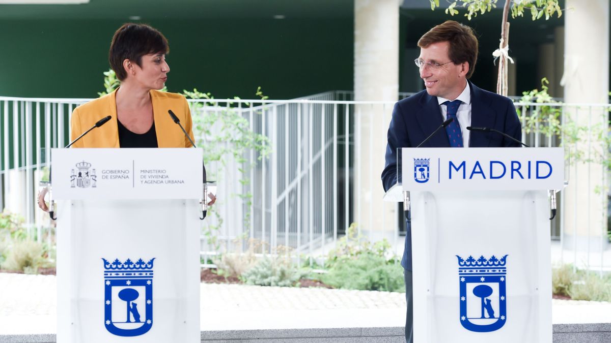 La ministra de Vivienda, Isabel Rodríguez y el alcalde, José Luis Martínez-Almeida, tras una visita a una promoción de 77 viviendas en Madrid