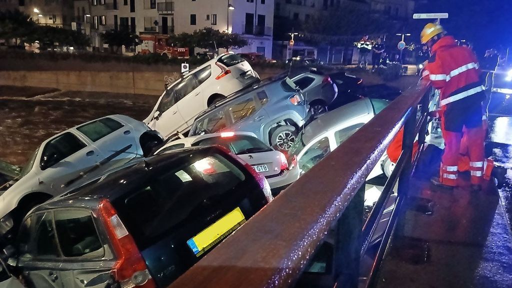 Una riada arrastra 32 coches, inunda calles y colapsa un puente en Cadaqués