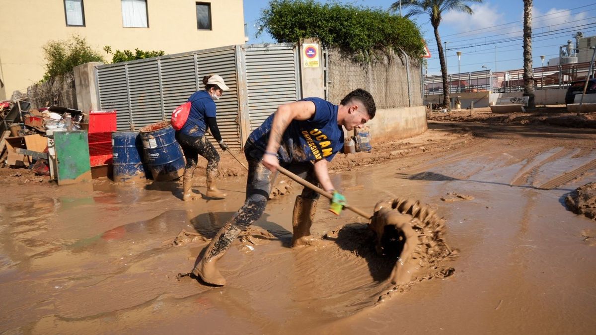 Limpiando el barro de la Dana