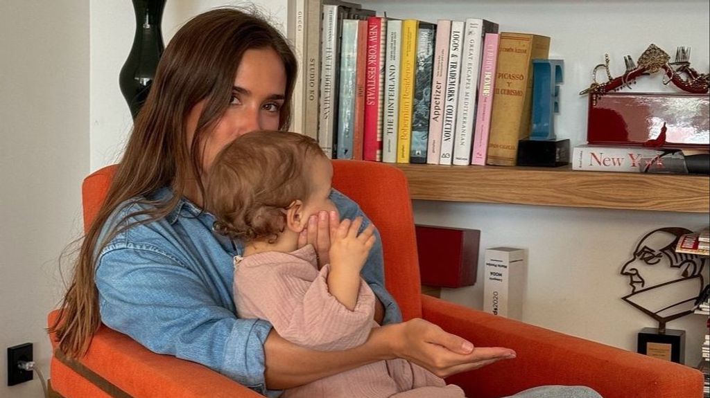 María Pombo y su hija en sillón naranja en su casa