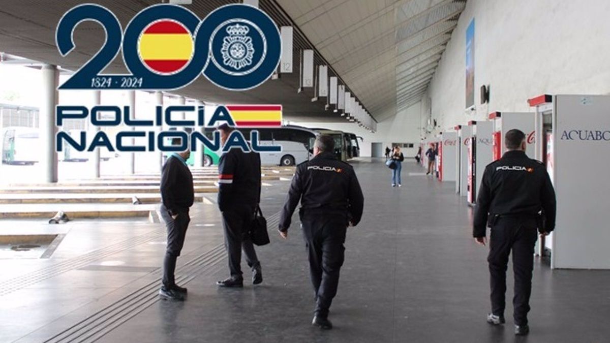 Patrulla de la Policía Nacional en la estación de autobuses de Granada en una imagen de archivo